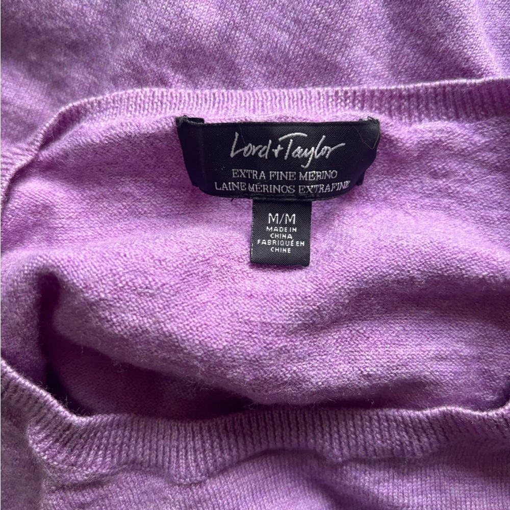 Lord & Taylor extra fine merino sweater in Medium
